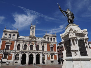 Fototapeta na wymiar Escultura del Conde Pedro Ansúrez (Plaza Mayor de Valladolid)