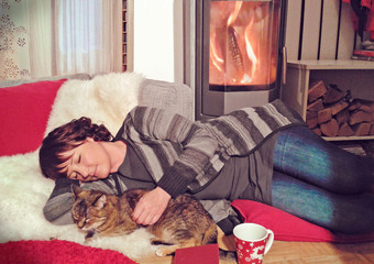 Mädchen mit Katze vor Kamin-cosiness 07