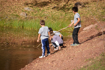 niños jugando en un estaque