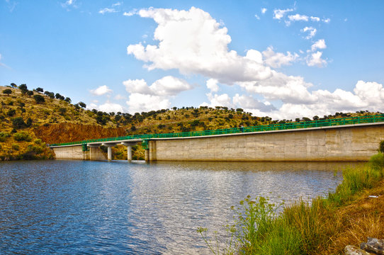 Presa del embalse del Tablillas, cuenca del Guadalquivir