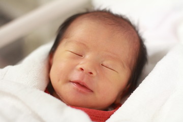 生後すぐの赤ちゃんの寝顔