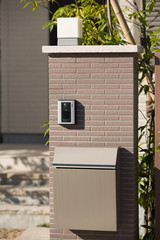 住宅の門柱とポスト