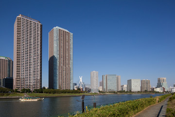 Obraz premium 隅田川河口の高層マンション