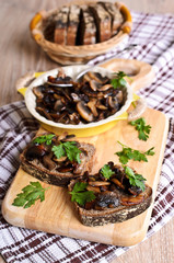 Sandwich with sauteed mushrooms