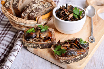 Sandwich with sauteed mushrooms