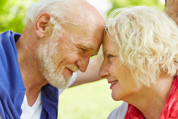 Verliebtes Paar Senioren schaut sich in die Augen
