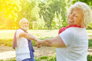 Paar Senioren tanzt glücklich im Garten