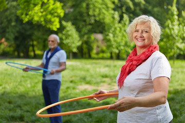Senioren beim Fitnesstraining im Garten