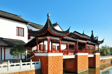 Fototapeta premium Blue sky and white clouds, ancient Chinese architecture