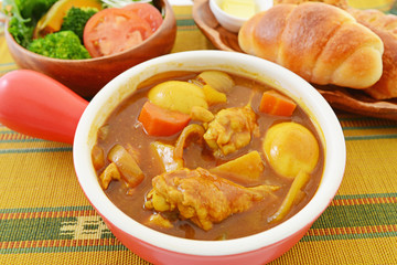 カレーライスと野菜サラダ