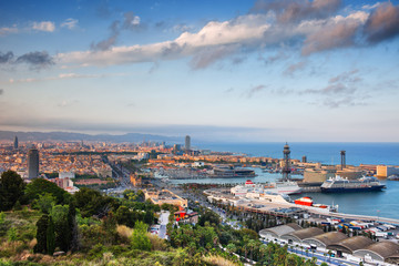 Obraz premium Miasto Barcelona z góry o zachodzie słońca