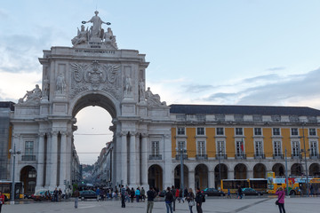 Arco da Rua Augusta Vorderseite in Lissabon am Abend