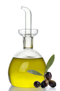 oliera ampolla olio e olive sfondo bianco