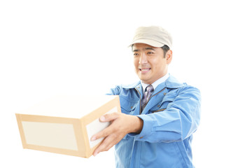 荷物を運ぶ笑顔の男性