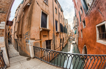 Domy Wenecji wzdłuż kanałów miasta - 72857952