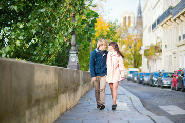 Fototapeta na wymiar Dating couple walking in Paris