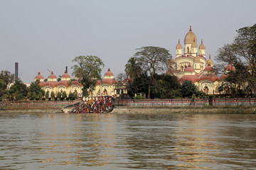 Hindu people bathing, Dakshineswar Kali Temple in Kolkata