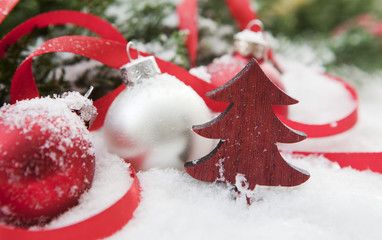 sapin et boules de Noël rouge et blanc