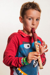 Kind spielt Flöte