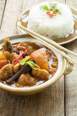 Massaman chicken curry et riz blanc