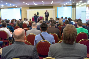 Obraz premium people sitting rear at the business conference