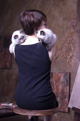 Портрет девушки с двумя кошками