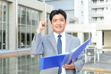 ガッツポーズのビジネスマン