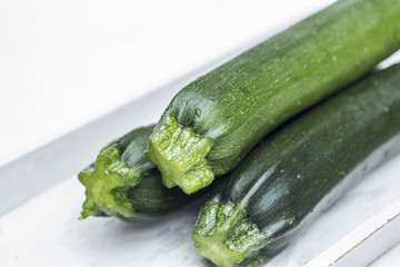 Zucchinis auf Weißen Holztablett 3