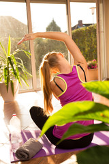 Eine attraktive Frau macht Fitness