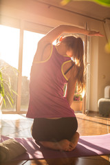 Eine attraktive Frau macht Fitness