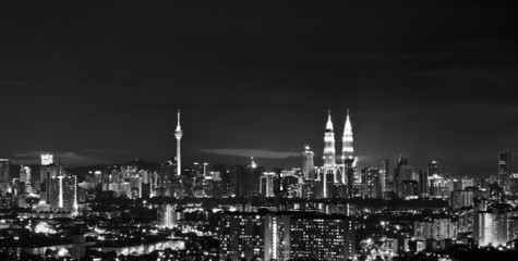 Plakat Kuala Lumpur skyline at night in black and white