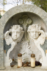 zwei Engel mit Grablichter