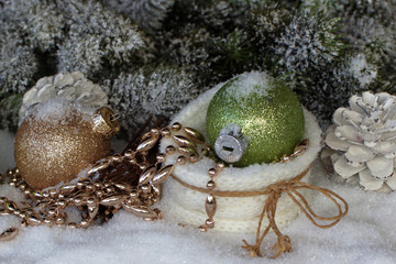 Weihnachtskugeln im Schnee