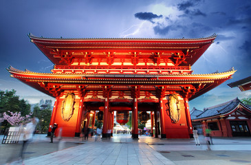 Naklejka premium Czerwona japońska świątynia Sensoji-ji w Asakusa, Tokio, Japonia