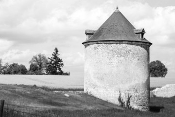 Vieux moulin dans un champs pr&egrave;s de Tours