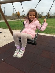 bambina sull'altalena