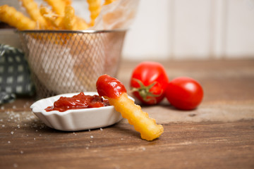 Pommes Frites aus frischen Kartoffeln mit Ketchup