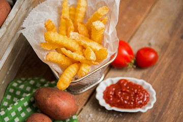Pommes Frites aus frischen Kartoffeln mit Ketchup