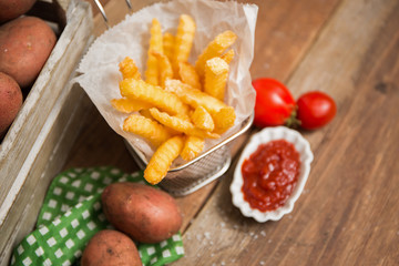Pommes Frites aus frischen Kartoffeln mit Ketchup