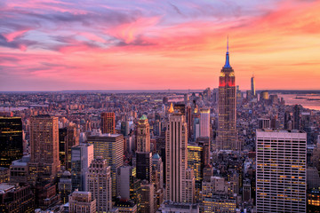 New York City Midtown met Empire State Building bij zonsondergang