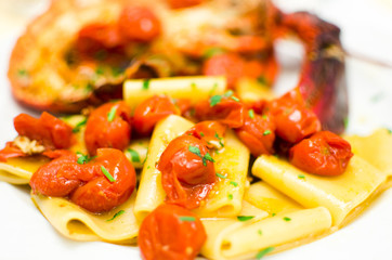 paccheri  all'astice con pomodorini e prezzemolo