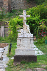 Obraz premium interesting monument with sculpture of two headless people