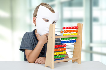 Kind mit Maske und Rechenmaschine
