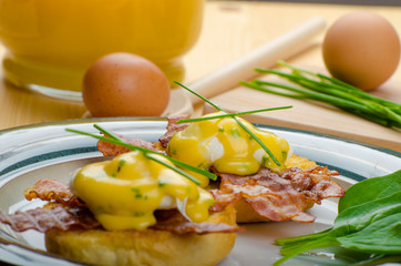 Eggs bvenedict with chives
