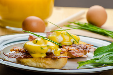 Eggs bvenedict with chives