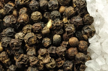 Pfefferkörner und Meersalz