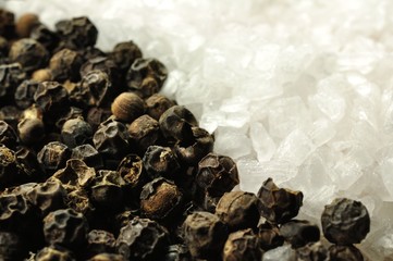 Pfefferkörner und Meersalz