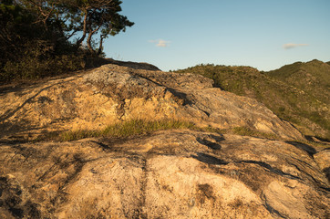 Fototapeta na wymiar 夕日を浴びる岩棚