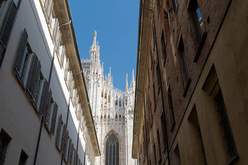 Milano - Vista del Duomo tra i vicoli del centro