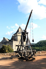Tr&eacute;buchet avec ch&acirc;teau en arri&egrave;re plan